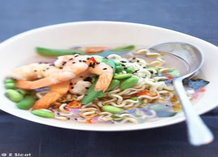Soupe miso aux légumes, aux crevettes et aux nouilles