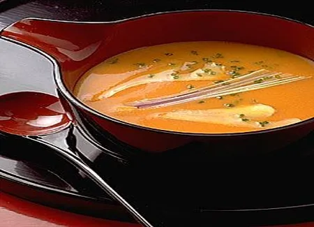 Soupe parfumée à la citronnelle, lait de coco et tomates