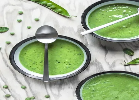 Soupe petits pois, menthe et coriandre