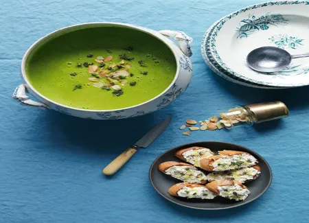 Soupe roquette et courgette, toasts au chèvre frais