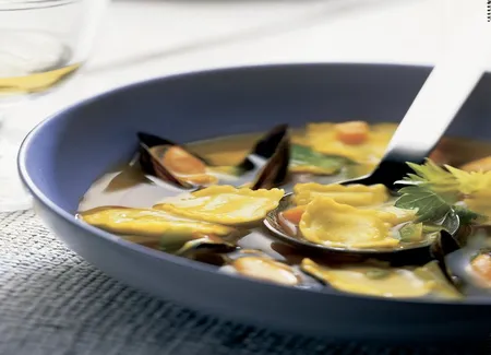 Soupe safranée aux moules et aux ravioles