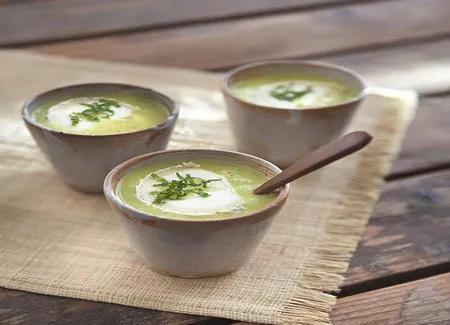 Soupes froides au blender courgette, chèvre et menthe