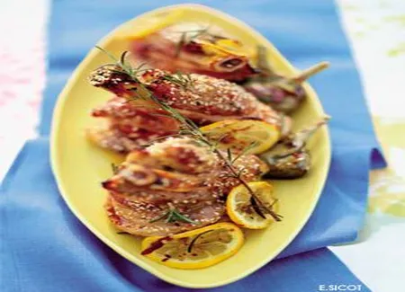 Souris d'agneau au romarin, poivrades, citron et sésame