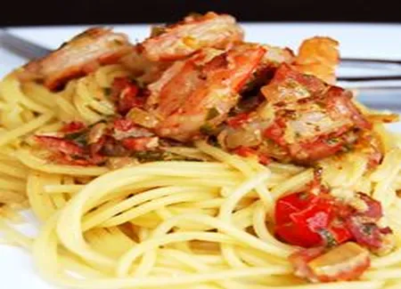 Spaghetti aux crevettes sautées, pesto de chardonnay et chorizo croustillant