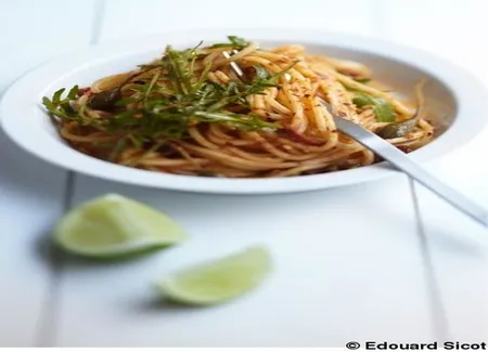 Spaghetti aux tomates séchées, citron vert, câpres