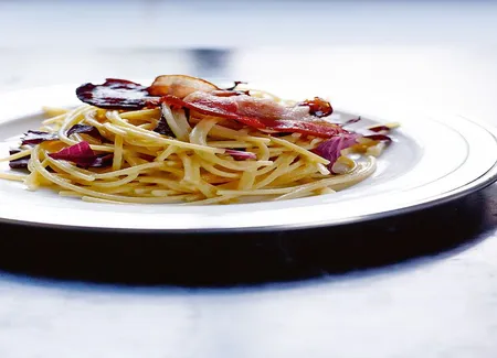 Spaghetti sans gluten un peu carbonara et trévise braisée