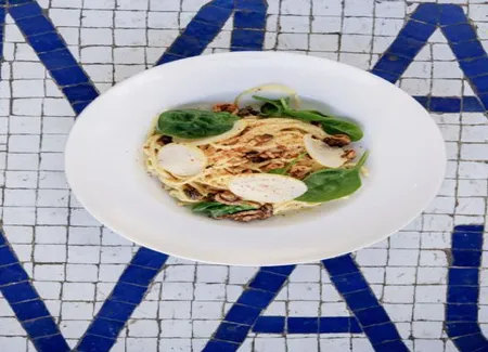 Spaghettis à la crème de parmesan, poire, noix, épinards, piment d'espelette