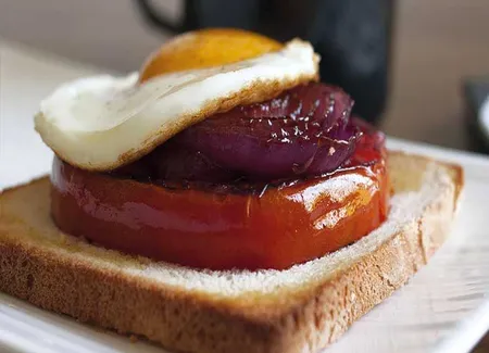 Steak de tomate sur toast