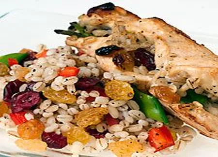 Suprême de poulet farci à lorge et aux fruits secs