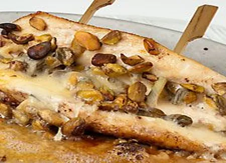 Suprême farci au fromage bleu et pistache
