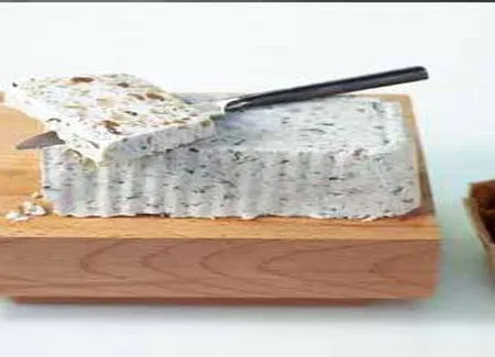 Terrine de roquefort aux noix et raisins