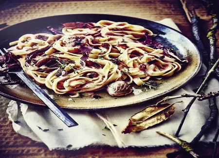 Tagliatelles aux châtaignes, pignons, raisins et trévise