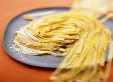 Tagliatelles curcuma-pavot, sauce pimentée