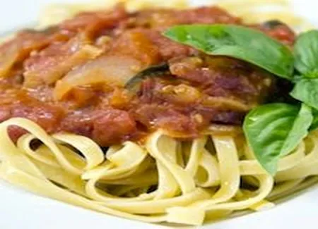 Tagliatelles, sauce aux tomates fraîches