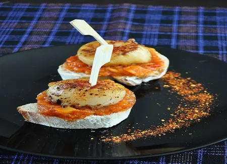 Tapas aux noix de saint-jacques, compotée de poivrons, piment d'espelette