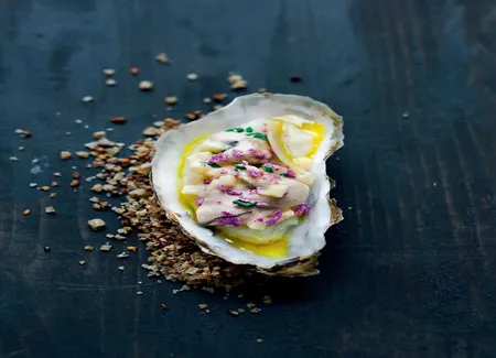 Tartare d'huître, chou-fleur, poire et curry