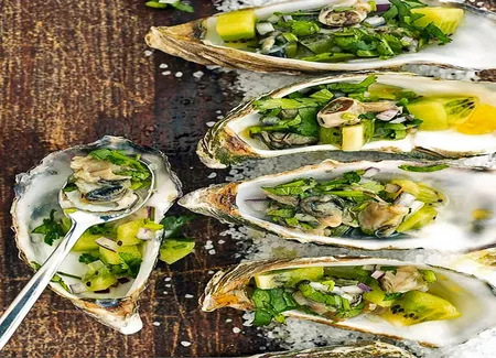 Tartare d'huîtres en coquilles, kiwi et citron