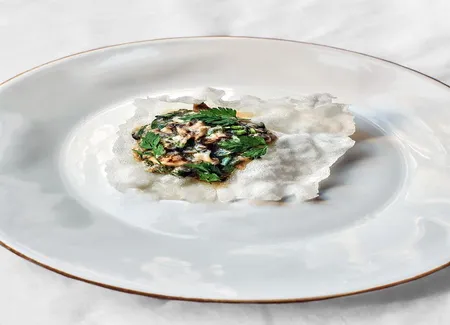 Tartare d'huîtres, feuille de riz soufflée