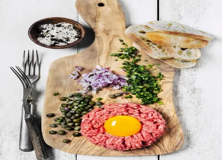 Tartare de boeuf aux deux sauces