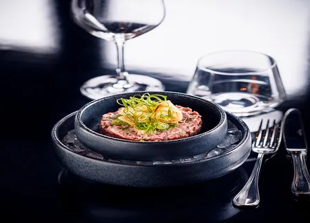 Tartare de boeuf, soja, wasabi et oeuf de caille