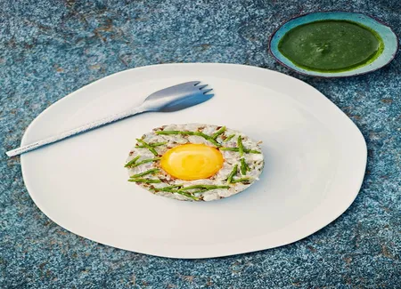 Tartare de dorade et salicornes au coulis marin