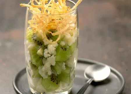 Tartare de kiwi au crabe et au céleri frit