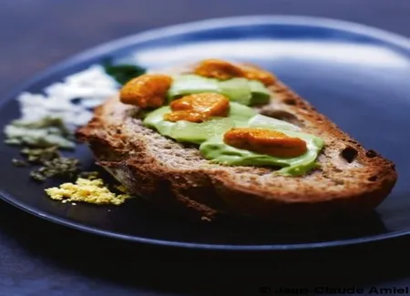 Tartare de langues d'oursins et avocat, condiment câpres et cornichons