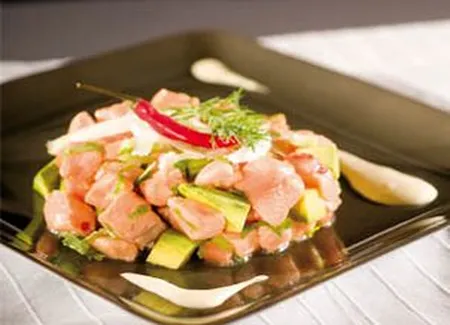 Tartare de saumon à l'avocat,mayonnaise au raifort