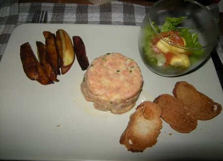 Tartare de saumon, salade et pommes de terre