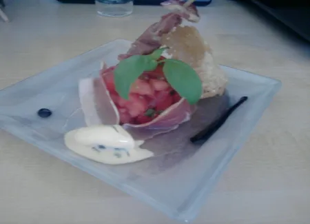 Tartare de tomates aux herbes fraiches, jambon séché et cru, tuile de parmesan, réduction balsamique et sorbet basilic