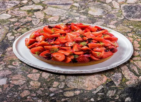 Tarte amandine, fraises et rhubarbe
