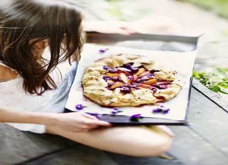 Tarte aux fleurs, nectarines et framboises