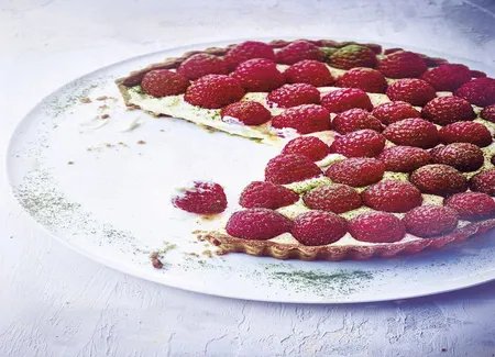 Tarte aux framboises, pâte brisée aux amandes et au thé matcha