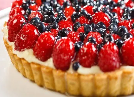 Tarte aux fruits et crème pâtissière maison sur pâte cannelée