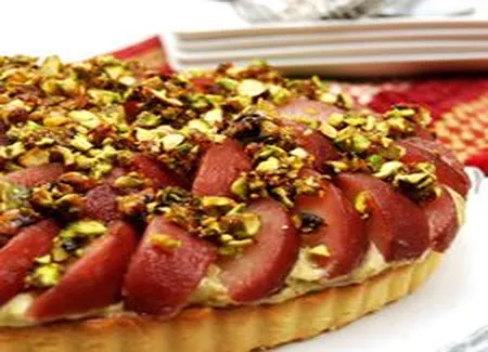 Tarte aux poires pochées au vin rouge, crème pâtissière à la pistache
