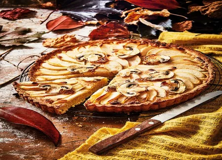 Tarte aux poires, poudre de cèpe, chips de champignons caramélisés