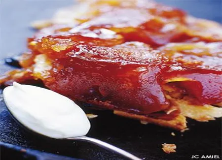 Tarte aux pommes à l'envers, crème au calvados