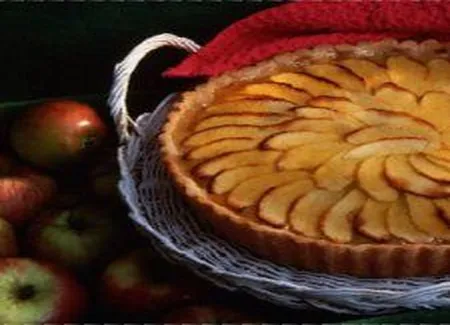 Tarte aux pommes avec crème de lavande