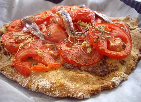 Tarte avoine-kamut à la tomate et aux anchois