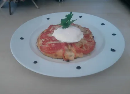 Tarte fine à la tomate et au chèvre, accompagnée de son oeuf poché