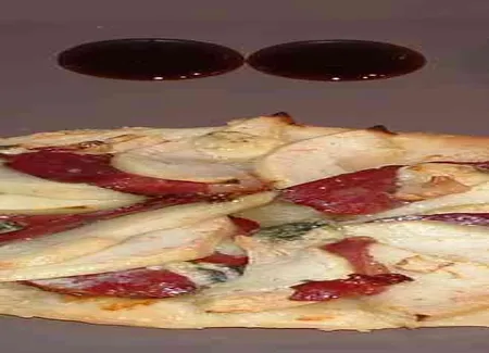 Tarte fine magret de canard, poires, bleu d'auvergne, noix et son caramel vinaigre balsamique