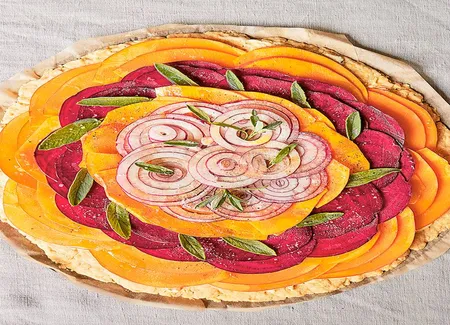 Tarte potimarron, betterave, oignon, crème de parmesan à la moutarde
