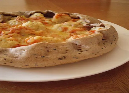Tarte nigelle au chou-fleur, saumon fumé et gouda jeune