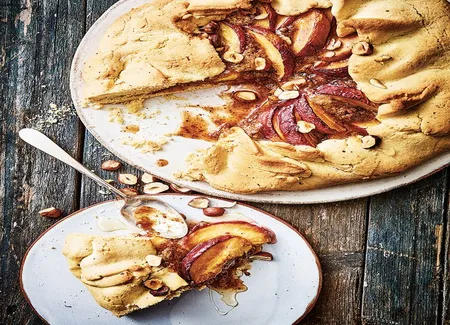 Tarte rustique aux pêches, pâte sablée à la noisette et crème pralinée