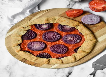 Tarte rustique oignons rouges et tomates