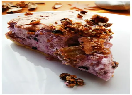 Tarte soufflée à la rhubarbe et à la mûre, noisettes caramélisées