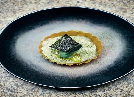Tartelette radis blanc, ciboulette, algue