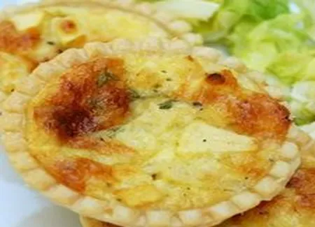 Tartelettes au cheddar et aux pommes aromatisées au thym