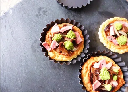 Tartelettes au chou romanesco, girolles et andouille de guémené