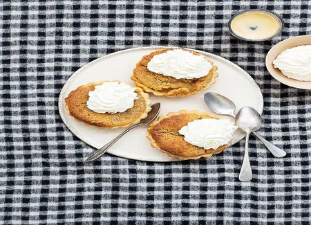 Tartelettes au sirop d'érable et crème fouettée à la brousse
